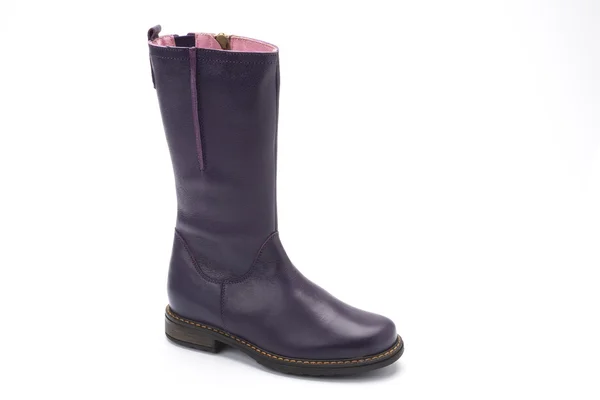 Bottes en cuir violet chaussures pour enfants sur fond blanc — Photo