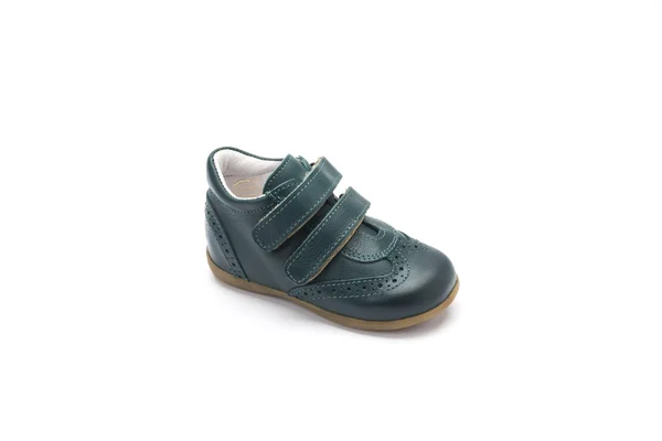 Correa de velcro verde para niños zapato sobre un fondo blanco —  Fotos de Stock