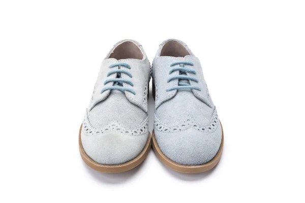 Синя замша дитяче мереживне взуття на білому тлі — стокове фото