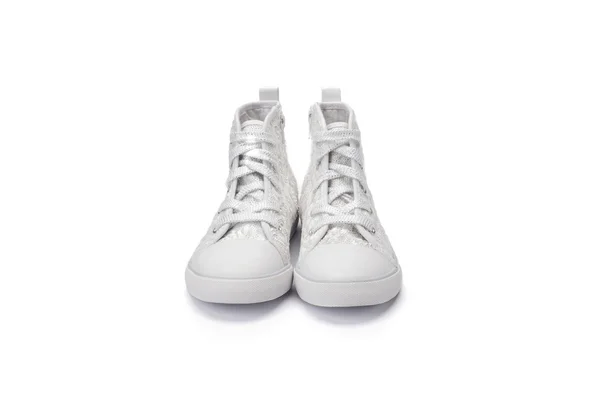 Белые блестки детей лодыжки ботинок на белом фоне — стоковое фото