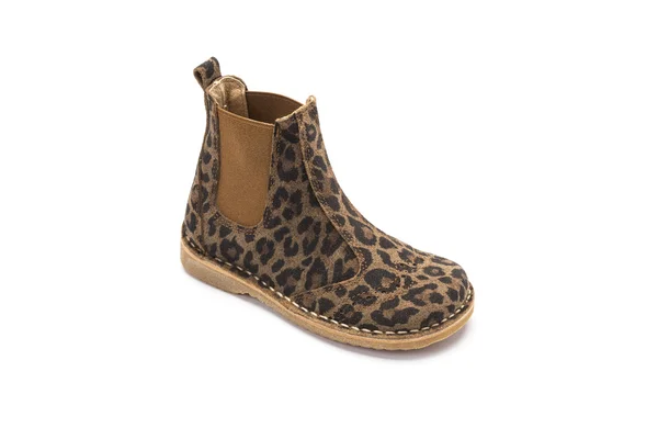 Bota estampado leopardo para niños zapato sobre un fondo blanco —  Fotos de Stock