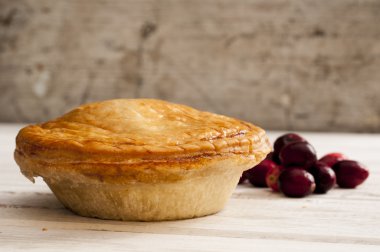 Pişmiş pasta ve bir avuç çilek