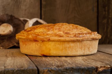 Bütün et arka planda mantarlı börek