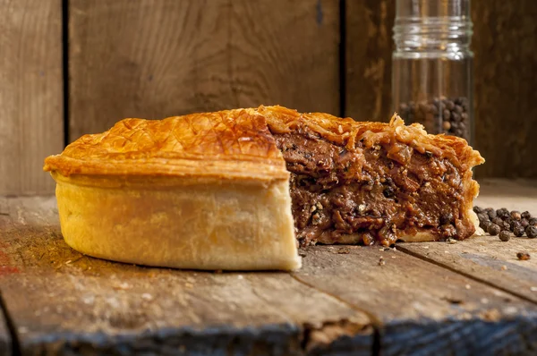 Pastel de especias en rodajas con tarro de especias — Foto de Stock