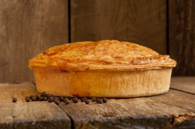Tüm etli börek karabiber ile