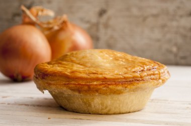 Pişmiş turta ve bir çift soğan 