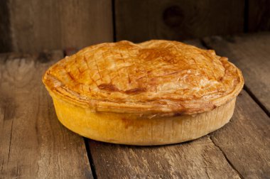 Ahşap yüzey üzerinde tüm etli börek