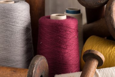 Diğer renk iplik yanında kestane rengi iplik