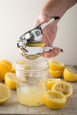 Bir limon sıkma limon basın