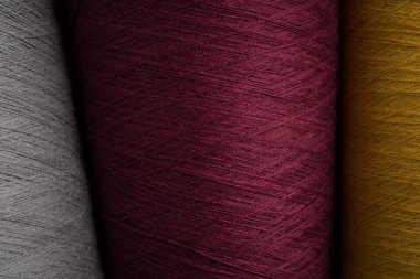 Grey, Maroon ve iş parçacığı örneği dikiş sarı