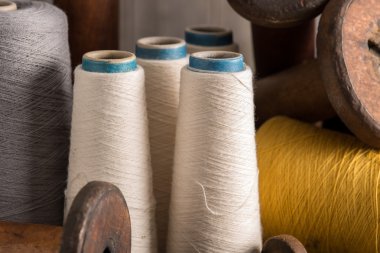 Biriktiricileri beyaz iplik