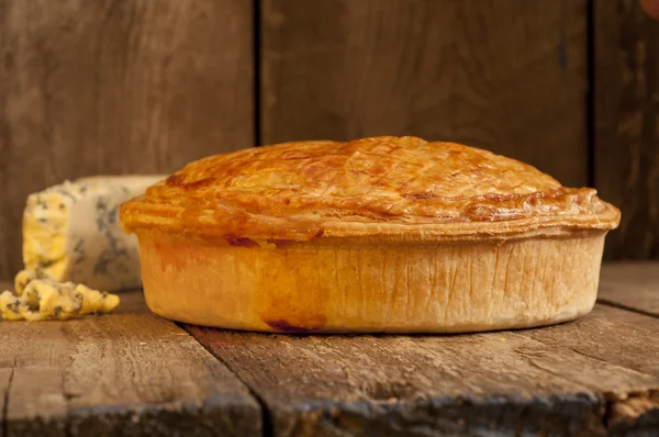 Pastel de carne entera con queso azul — Foto de Stock