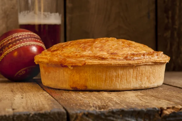 Pastel de carne con cerveza y bola de cricket — Foto de Stock