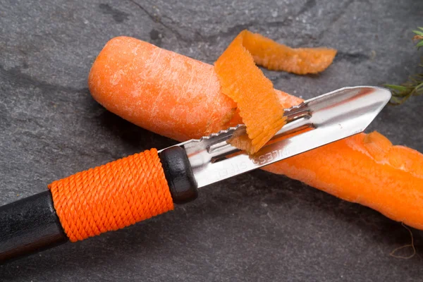 ปอกเปลือกผัก ปอกเปลือกแครอท — ภาพถ่ายสต็อก