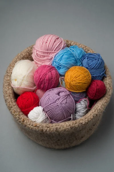 Vista aérea de las bolas de lana de color en el cuenco — Foto de Stock