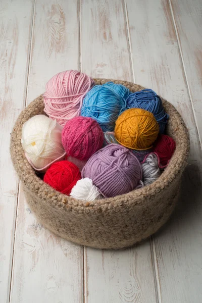Vista aérea de las bolas de lana de color en la superficie de madera — Foto de Stock