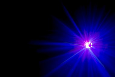 Tek parlak renkli disko ışık ışık ışınları ile