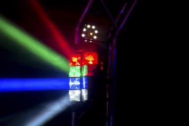 Bir gece kulübünde ışık kirişler