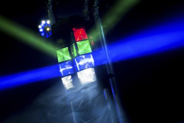 Tek parlak renkli disko ışık