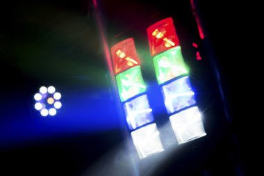 Bir kulüpte ışık kirişler