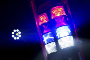 İki parlak renkli disko ışıkları