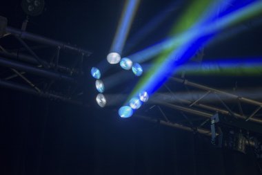 Tek mavi ve yeşil renkli ışık disko