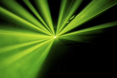 Tek parlak renkli yeşil disko ışığı