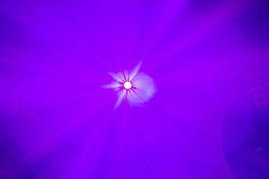 Tek parlak renkli pembe disko ışık