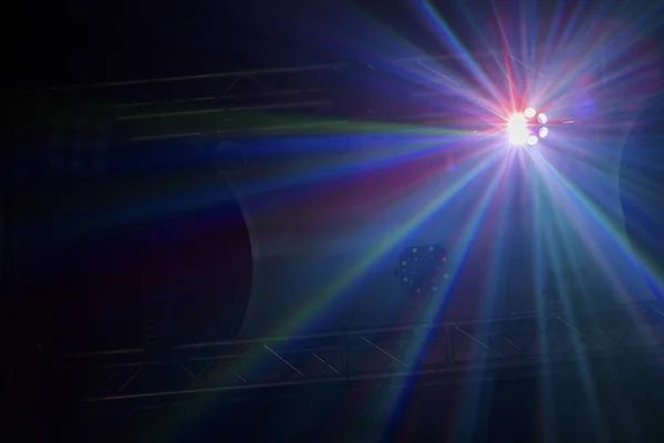 Eixos de luz de uma luz de discoteca colorida — Fotografia de Stock
