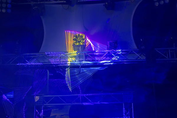 Gekleurde disco laserlicht op een podium set — Stockfoto
