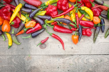 Parlak Chillis yıpranmış ahşap masa üzerinde karışık renkli