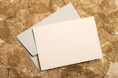 Boş tebrik veya davetiye kurutulmuş yaprakları üzerinde