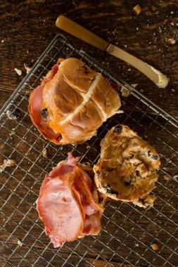 İki domuz pastırması Cross Buns tel raf tereyağı bıçağı