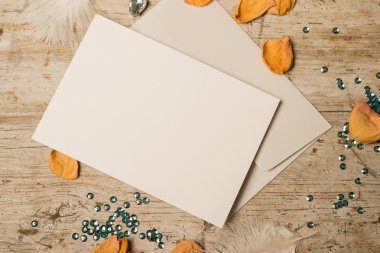 Boş tebrik ya da yaprakları ve payetler davetiyeli