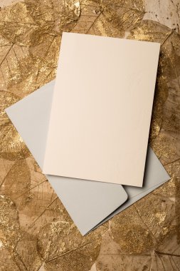 Boş tebrik veya davetiye kurutulmuş yaprakları üzerinde