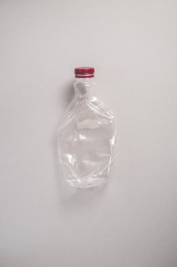 buruşuk boş plastik şişeyi