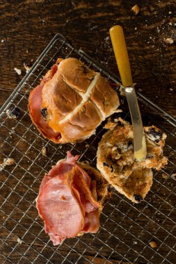 Pastırma Cross Buns ve tereyağı bıçağı tel raf soğutma 