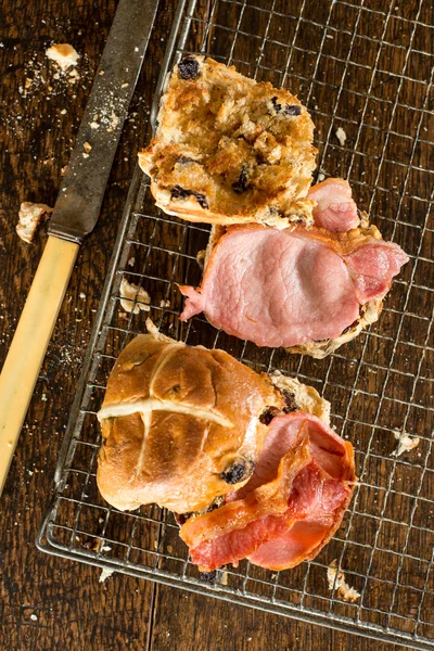 İki Buns tel raf soğutma maruz dolguları ile çapraz