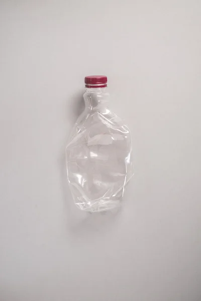 Смятая пустая пластиковая бутылка — стоковое фото