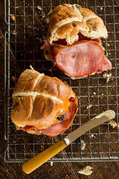 Ein paar Speckkreuzbrötchen und ein Spreizmesser — Stockfoto