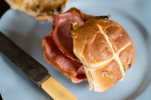 Bacon kereszt zsemle és Extra kenyér kerek tál — Stock Fotó