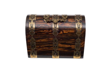 Bir kapalı antika göğüs-tip ahşap takı kutusu önden görünümü