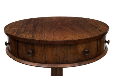 Yan çekmeceler ve üst kısmında bir Vintage sehpa davul