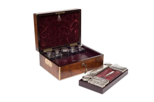 Otevřené starožitný Vanity Box s klávesami a obsah zobrazený — Stock fotografie