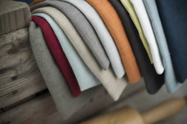 Vrstvy složené bavlněné tkaniny viset na bednu — Stock fotografie