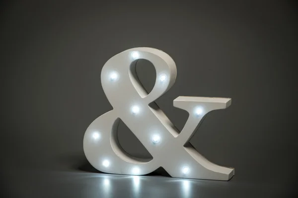 Dekorativer Ampersand mit eingebetteten LED-Leuchten — Stockfoto