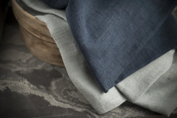 Modré a šedé bavlněné tkaniny na dřevěné koše — Stock fotografie