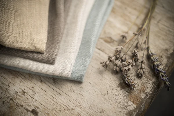 Pila di lino piegato da bordo della tabella di legno — Foto Stock