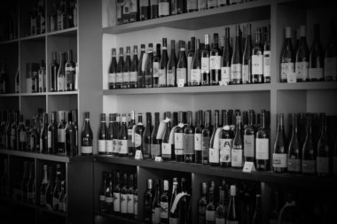 Şişe şarap raflarında tek renkli görüntü