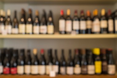 Şarap şişeleri iki raflar bulanık görüntü